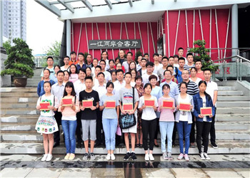8年，800多名學生，800多個夢想，中天陜西助學圓你求學夢！