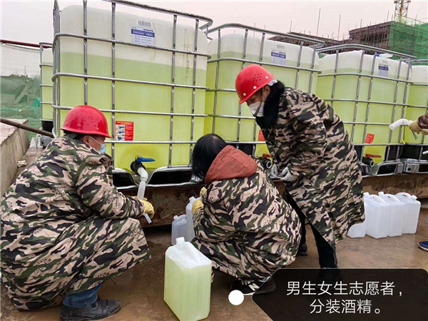 從山東采購拉到松滋市分裝，并發(fā)往全市醫(yī)院的醫(yī)用酒精.jpg